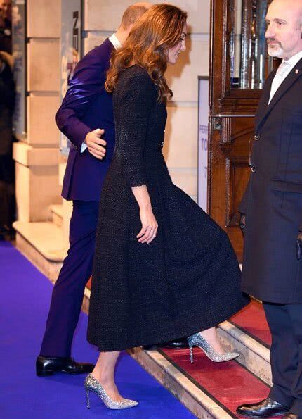 梅根·马克尔身穿黑色礼服面对媒体