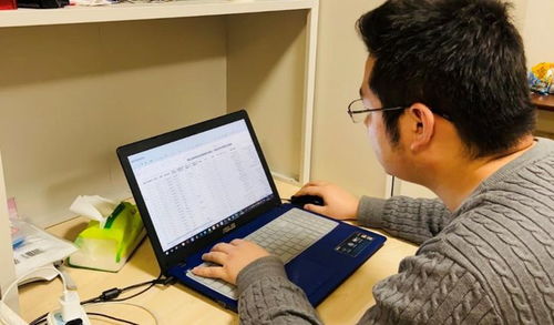 年轻人在电脑前焦急查看车牌摇号结果