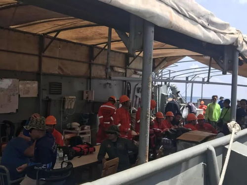 事故现场救援人员正在打捞船只残骸