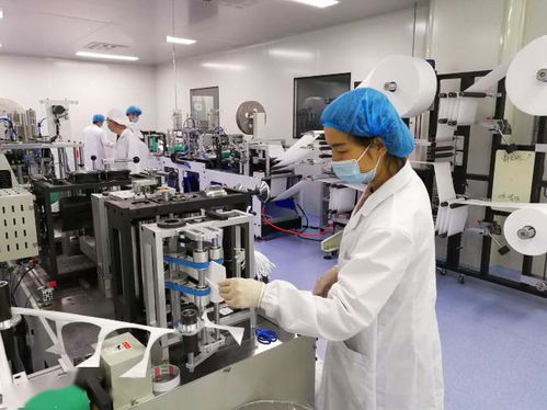 自动化生产线高速运转中的塑料勺子制造车间