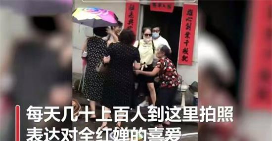 全红婵与家人合影