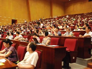 峰会现场观众认真听讲