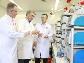 李嘉诚与研究人员在实验室合影