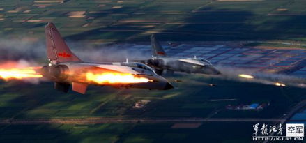 街道上人群围观战机误开火现场