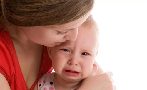 母亲微笑着安慰孩子