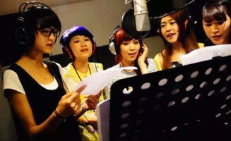 播客主播在录音棚录制节目的场景