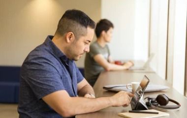 晓华与顾客交谈的温馨场景