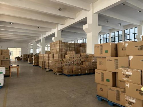 工厂仓库中堆放整齐的塑料餐具准备发往海外市场