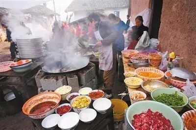 一桌子丰盛的年夜饭菜肴