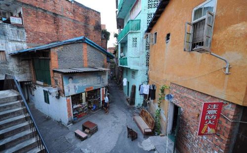 城中村居民家中杂乱环境照片