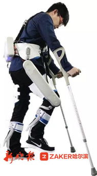 游客身穿外骨骼机器人站在泰山山顶俯瞰美景