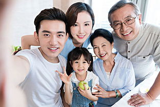 一家人在车内开心合影自拍