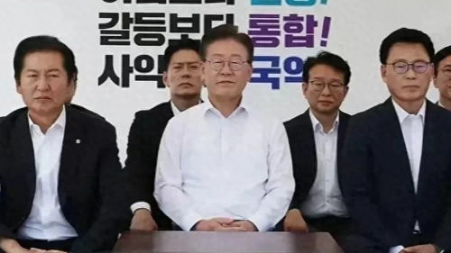 民众在街头举牌抗议李在明涉案事件