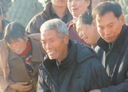 遇难者家属悲痛现场图