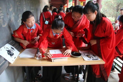 游客在汉风活动现场体验投壶游戏