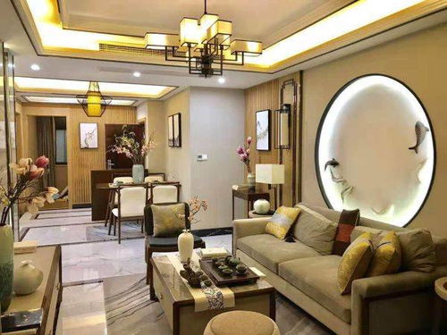 一位女孩坐在窗边打电话哭泣