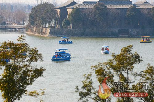游客乘坐景区游船未穿戴救生衣