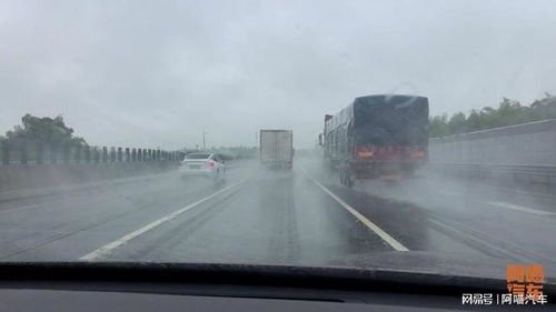 下雨天的高速公路