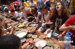 外国游客在苗寨参加长桌宴