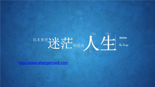 女孩在书桌前复习公务员考试资料