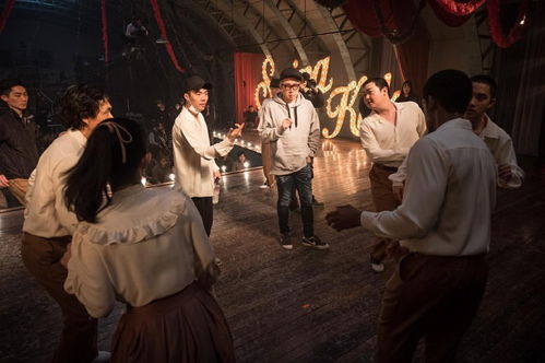 柯淳在片场认真表演画面