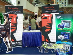 观众在电竞展台前拍照留念