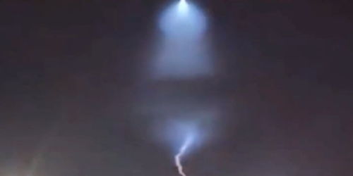 西安雷雨夜惊现龙形不明飞行物？网友炸锅，真相竟出乎意料！