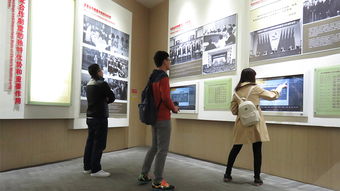 学生在博物馆中认真观察历史文物