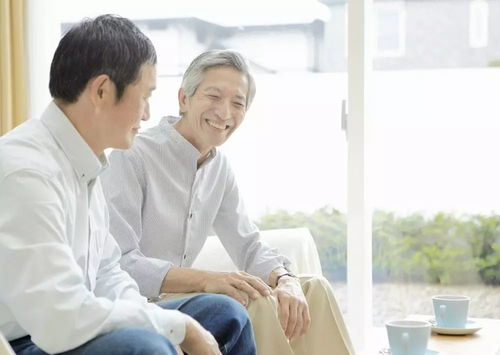 年轻护工与老人在阳光下聊天