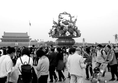 五一假期天安门广场游人如织，我亲历的北京之旅全记录