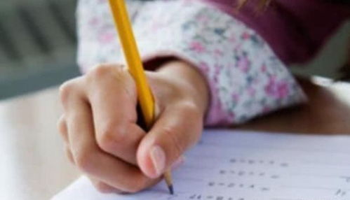 学生讨论考试内容