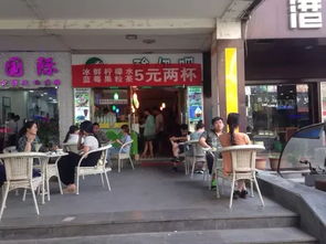 青海酸奶店内顾客排队购买场景