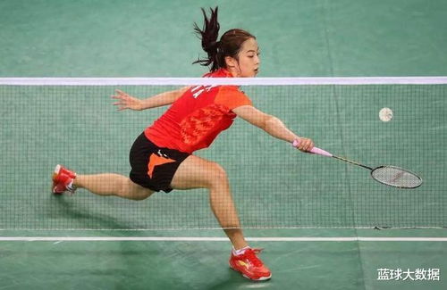 羽毛球运动员激烈对抗瞬间