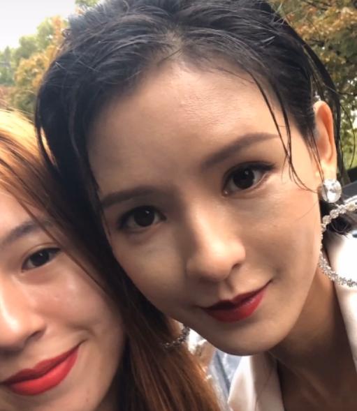 孙颖莎穿着黑色露肩礼服拍摄大片