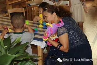 家长与孩子一起学习防走失知识的插画