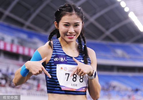 吴艳妮与粉丝合影签名瞬间