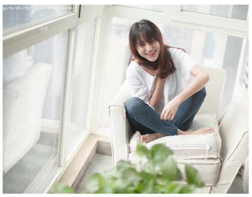 一个人坐在沙发上发呆的女生