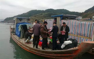 游客乘坐非法船只游玩场景