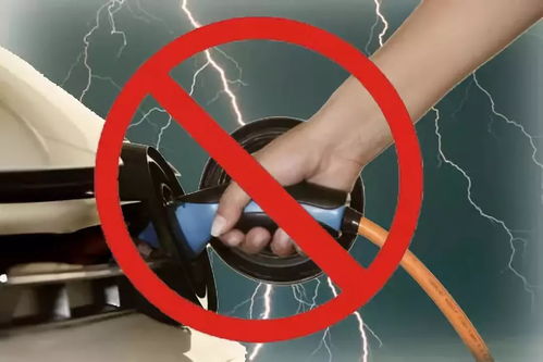 一位司机在雷雨天气中谨慎驾驶汽车