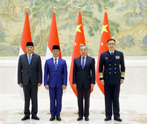 中国与印尼举行外长防长2+2对话会议现场