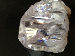 水晶原石堆放在桌子上