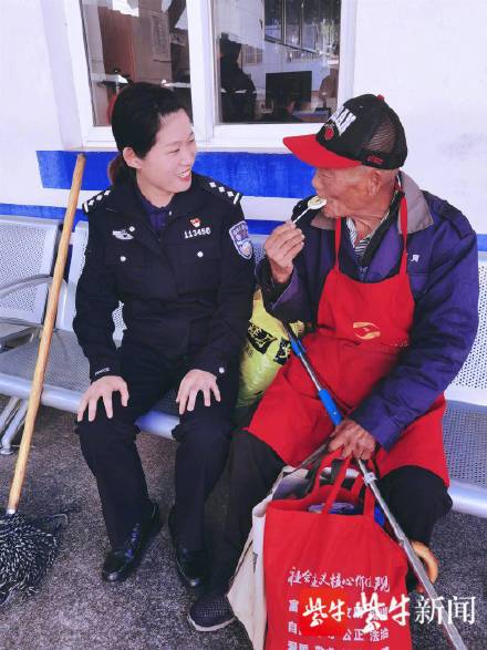 女特警用棒棒糖安抚走失儿童