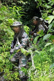 墨脱戍边模范营官兵巡逻雪山