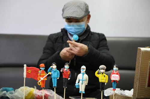 非遗传承人在制作传统面人作品