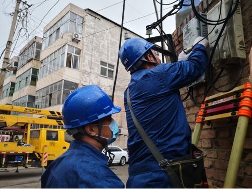 工程师在风雨中抢修电路