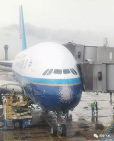 飞机风挡玻璃被冰雹砸裂特写