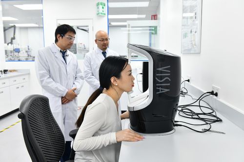 青年在实验室专注研究人工智能算法