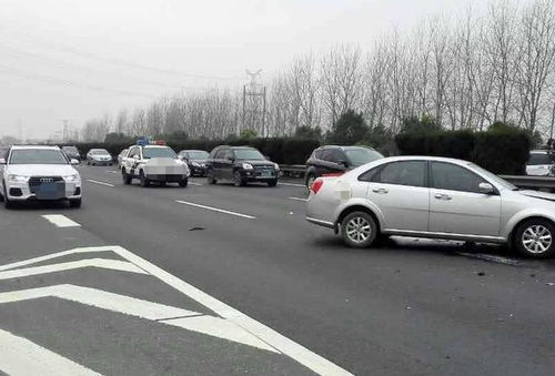 高速公路上车辆飞驰而过<p>这些事件不仅暴露了部分驾驶者的情绪管理问题，也反映出交通安全意识的薄弱。</p><h2 id=