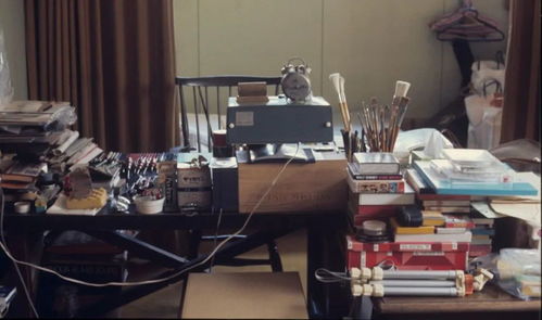 深夜伏案写作的桌边场景