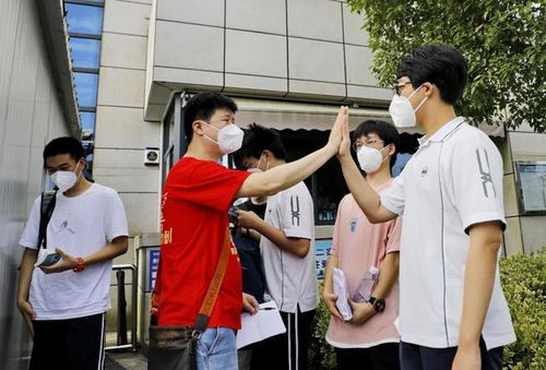 大学校园门口设置的人脸识别闸机